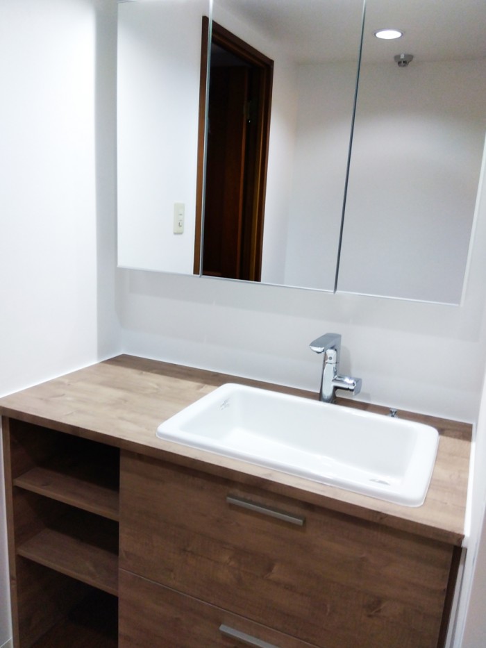 木の質感やぬくもりを感じられる木目調でスタイリッシュに　目黒区M様邸